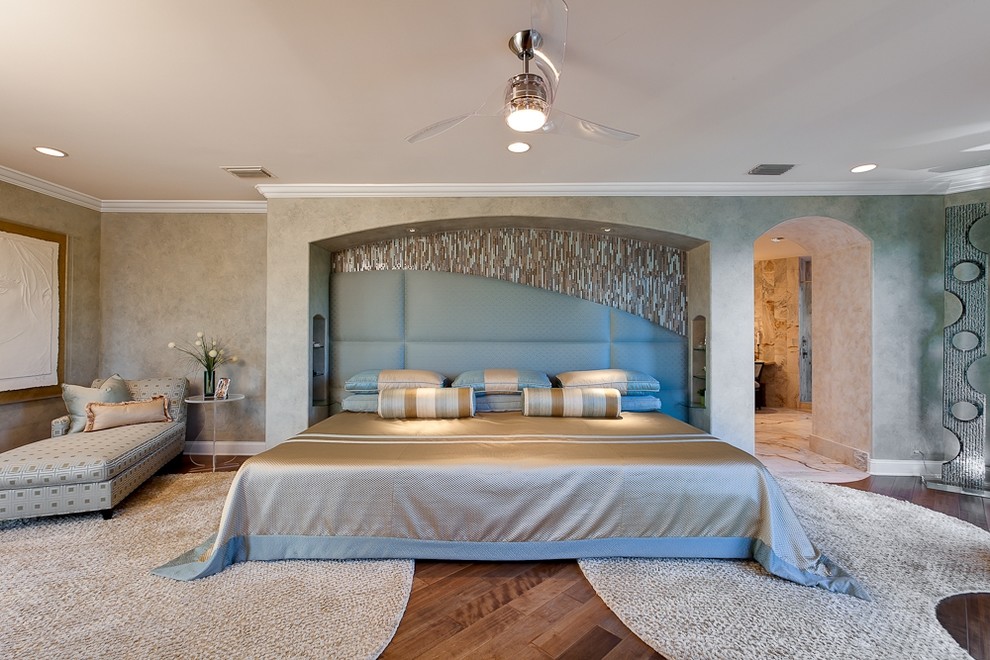 Свежая идея для дизайна: спальня в современном стиле с серыми стенами и паркетным полом среднего тона - отличное фото интерьера