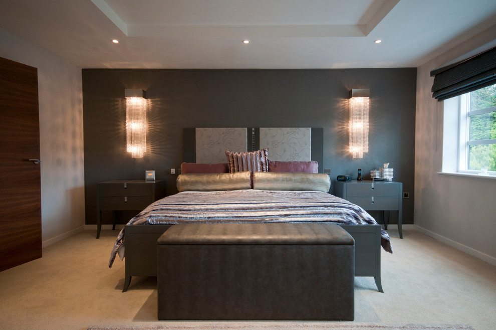 На фото: спальня в современном стиле с серыми стенами, ковровым покрытием и бежевым полом без камина с