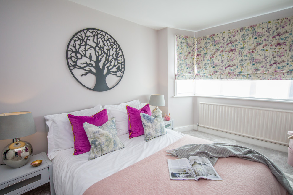 Großes Modernes Schlafzimmer mit rosa Wandfarbe, Teppichboden und beigem Boden in Buckinghamshire