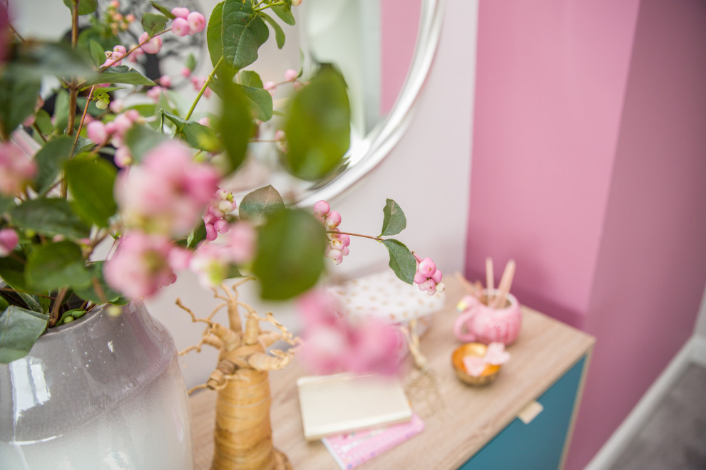 バッキンガムシャーにある広いコンテンポラリースタイルのおしゃれな寝室 (ピンクの壁、カーペット敷き、ベージュの床) のレイアウト