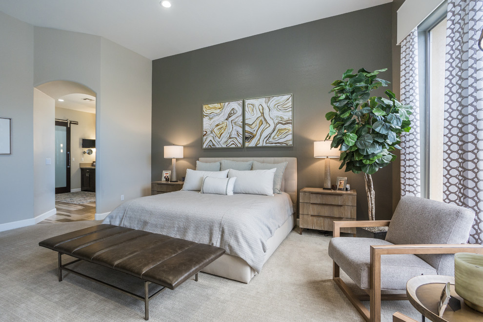 Стильный дизайн: спальня в стиле неоклассика (современная классика) с серыми стенами, ковровым покрытием и бежевым полом - последний тренд