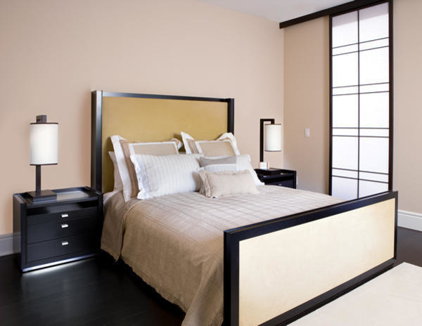 Modelo de habitación de invitados actual de tamaño medio sin chimenea con paredes beige y suelo de madera oscura