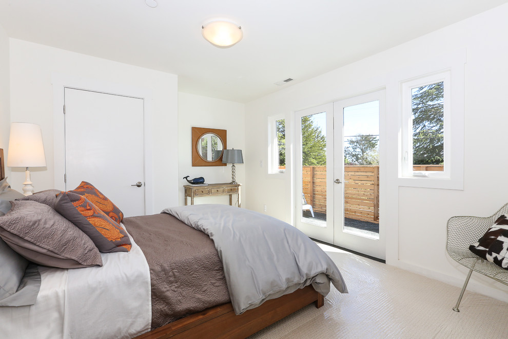 Foto de habitación de invitados contemporánea de tamaño medio sin chimenea con paredes blancas y moqueta