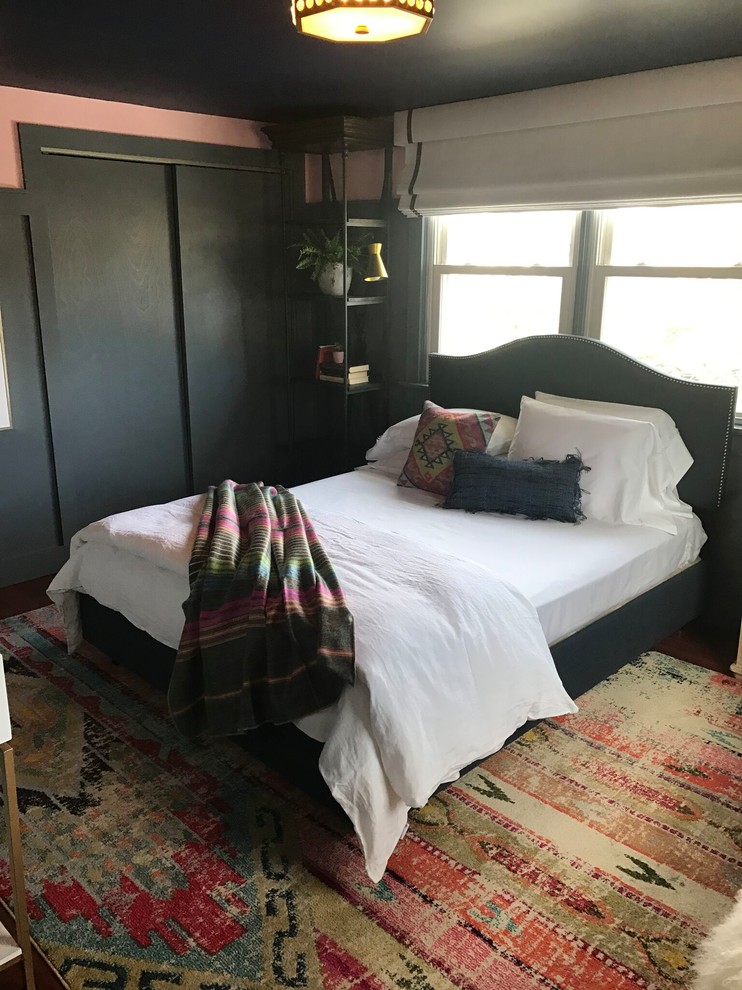 Foto de dormitorio principal contemporáneo de tamaño medio sin chimenea con paredes negras y suelo de madera en tonos medios