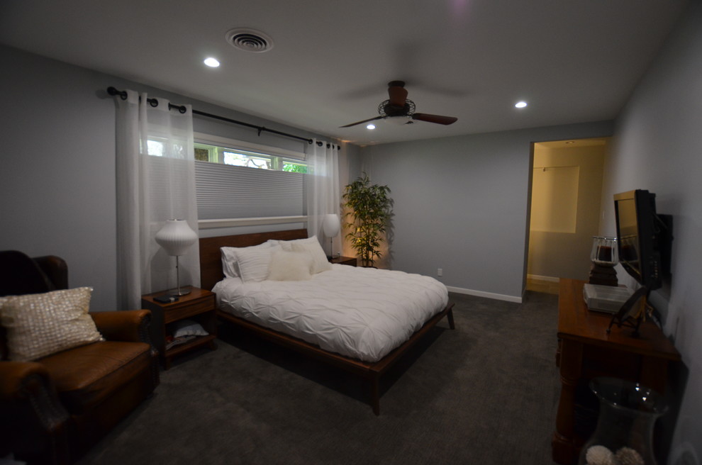 オースティンにある中くらいなコンテンポラリースタイルのおしゃれな主寝室 (グレーの壁、カーペット敷き) のレイアウト