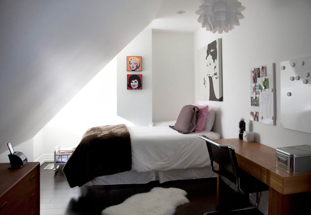 Bild på ett funkis sovrum, med vita väggar