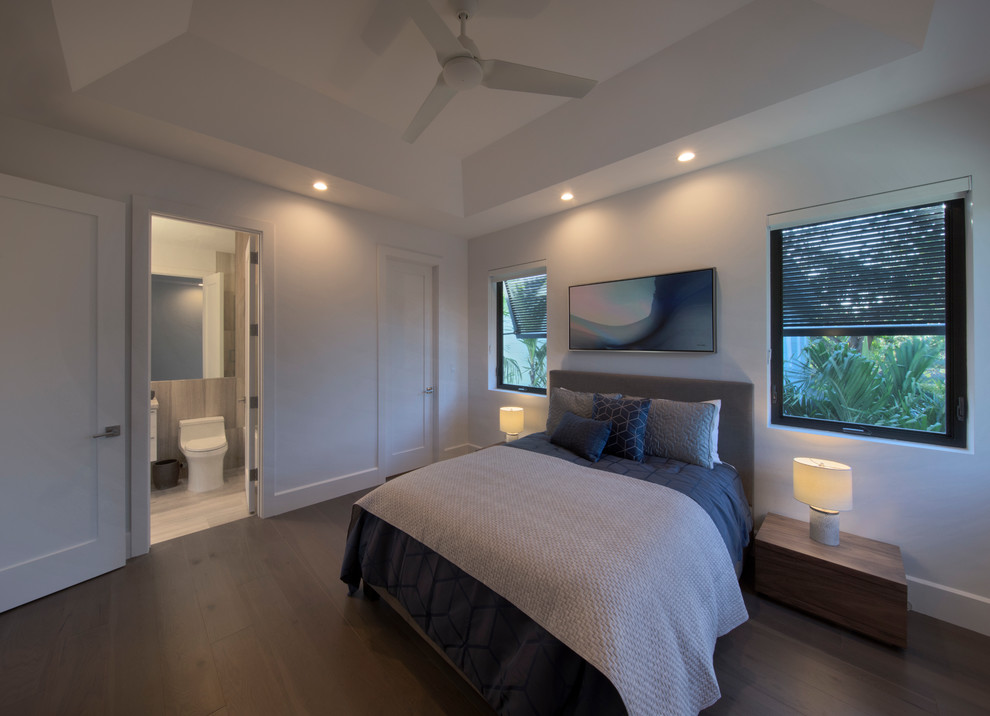 Idee per una camera degli ospiti minimal di medie dimensioni con pareti bianche, parquet scuro e pavimento marrone
