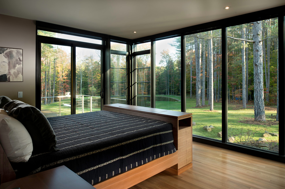 Imagen de habitación de invitados minimalista grande con suelo de madera clara