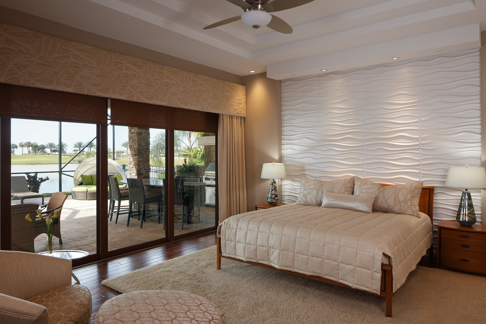 Diseño de dormitorio principal actual de tamaño medio sin chimenea con paredes beige y suelo de madera en tonos medios