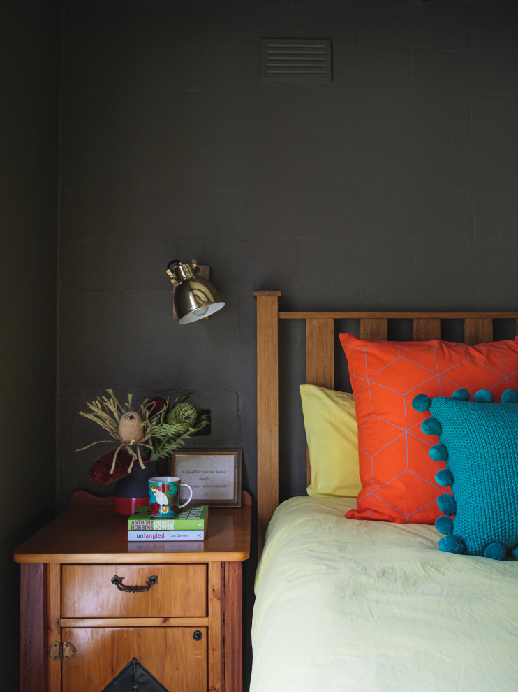 Идея дизайна: хозяйская спальня среднего размера в современном стиле с зелеными стенами, ковровым покрытием, зеленым полом, балками на потолке и кирпичными стенами