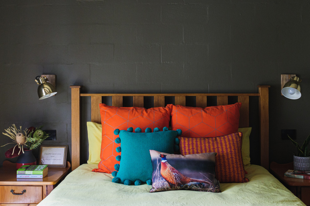Пример оригинального дизайна: хозяйская спальня среднего размера в современном стиле с зелеными стенами, ковровым покрытием, зеленым полом, балками на потолке и кирпичными стенами