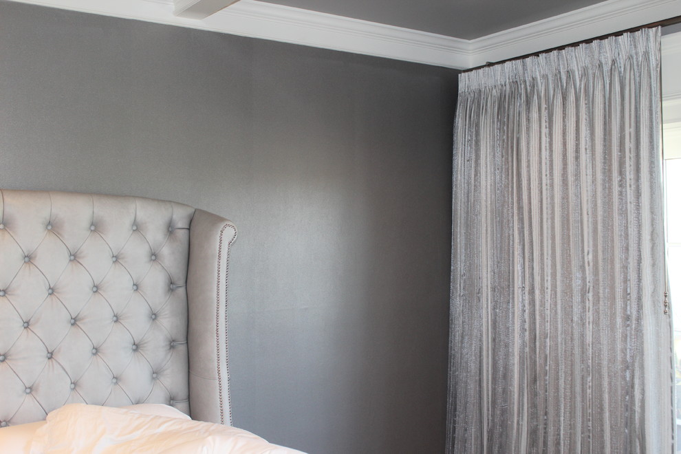 Idée de décoration pour une chambre parentale design de taille moyenne avec un mur gris et un sol en marbre.