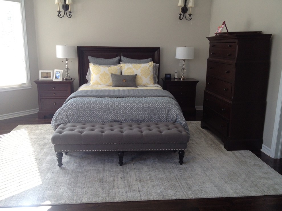 На фото: гостевая спальня среднего размера, (комната для гостей) в современном стиле с серыми стенами и темным паркетным полом без камина