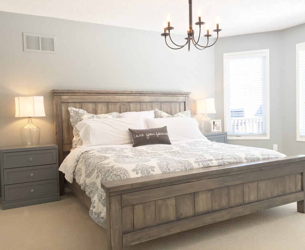 На фото: хозяйская спальня среднего размера в стиле рустика с серыми стенами и ковровым покрытием без камина с