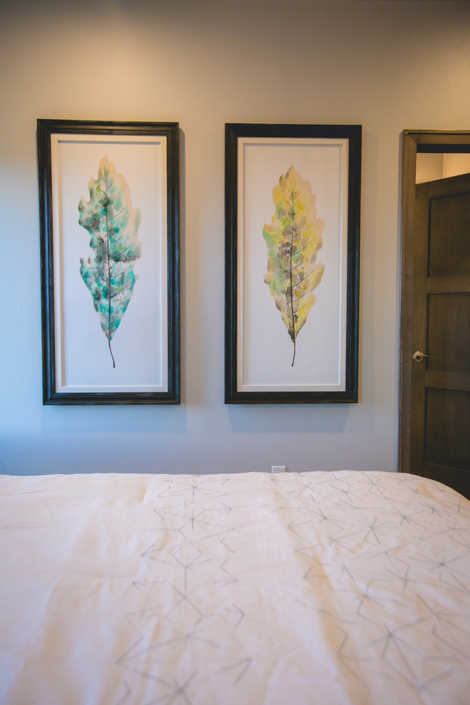 Immagine di una camera degli ospiti stile rurale di medie dimensioni con pareti bianche e moquette
