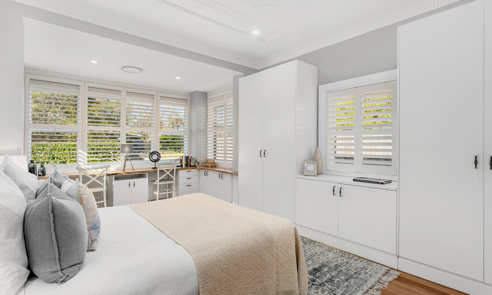 Kleines Modernes Hauptschlafzimmer mit grauer Wandfarbe, braunem Boden und braunem Holzboden in Sydney