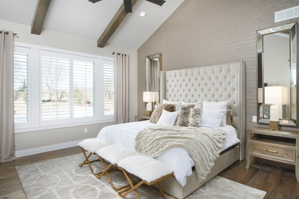 Ejemplo de dormitorio principal clásico renovado con paredes beige y suelo de madera oscura