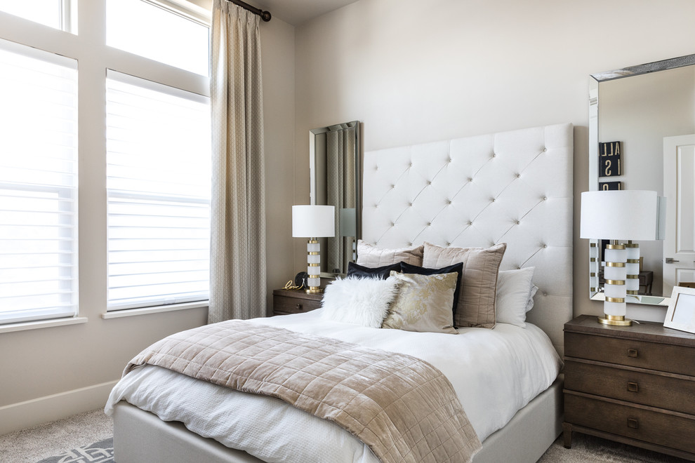 Ispirazione per una piccola camera da letto design con pareti beige, moquette e pavimento beige