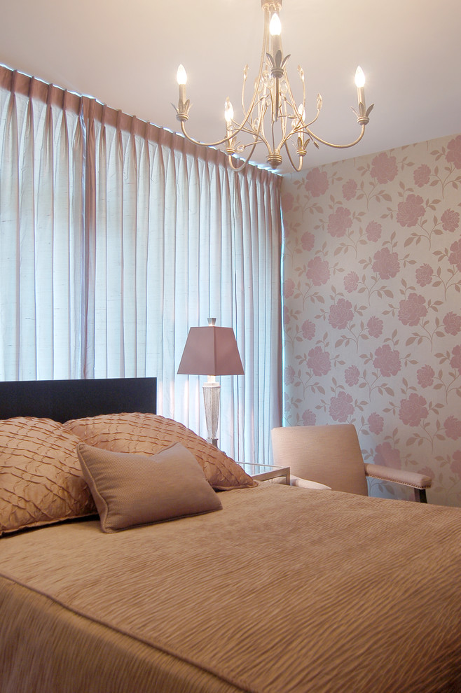 Foto de habitación de invitados contemporánea de tamaño medio sin chimenea con paredes multicolor