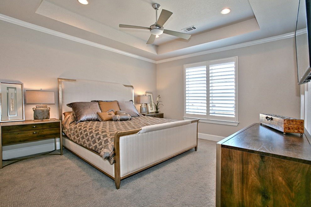 Mittelgroßes Modernes Gästezimmer mit beiger Wandfarbe und hellem Holzboden in Dallas