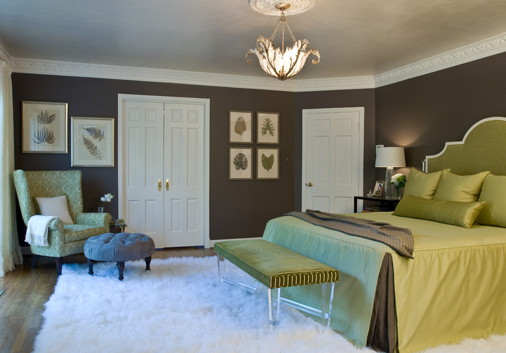 Стильный дизайн: большая хозяйская спальня в современном стиле с фиолетовыми стенами и паркетным полом среднего тона без камина - последний тренд