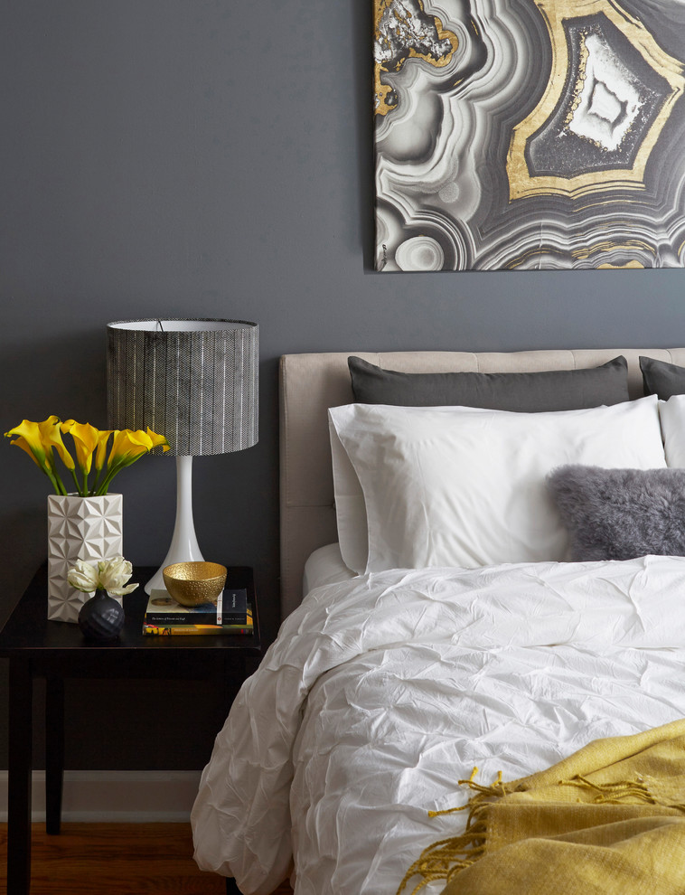 Kleines Modernes Gästezimmer mit grauer Wandfarbe, braunem Holzboden und braunem Boden in Chicago