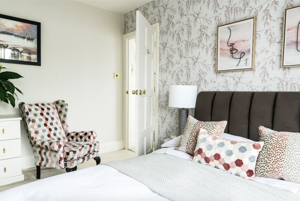 На фото: гостевая спальня среднего размера, (комната для гостей) в современном стиле с белыми стенами, ковровым покрытием и бежевым полом