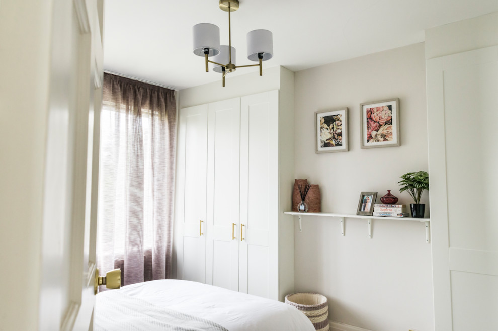 Immagine di una camera degli ospiti minimal di medie dimensioni con pareti bianche, moquette e pavimento beige
