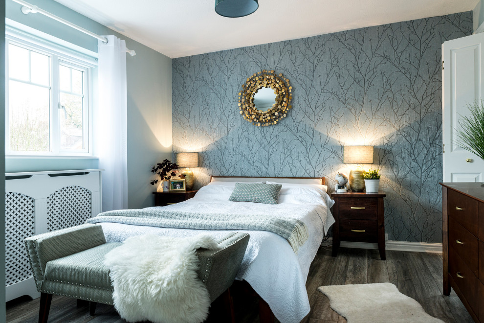 Свежая идея для дизайна: гостевая спальня среднего размера, (комната для гостей) в современном стиле с зелеными стенами, полом из ламината и обоями на стенах - отличное фото интерьера