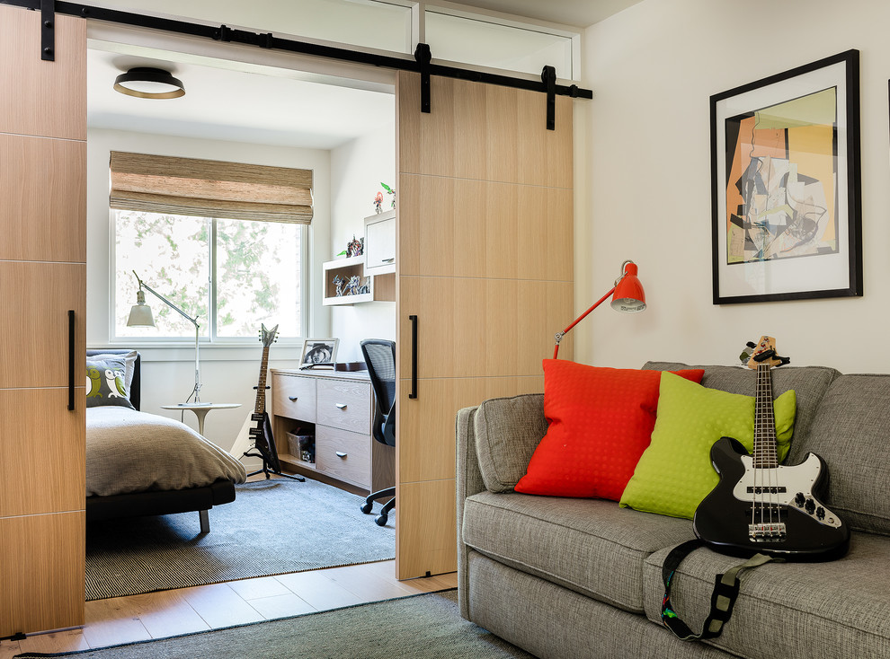 Idee per una camera degli ospiti contemporanea con pareti bianche, parquet chiaro e pavimento beige