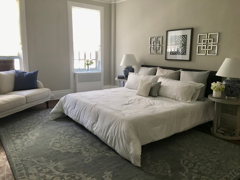 Foto de dormitorio principal clásico renovado grande sin chimenea con paredes beige, suelo de madera oscura y suelo beige