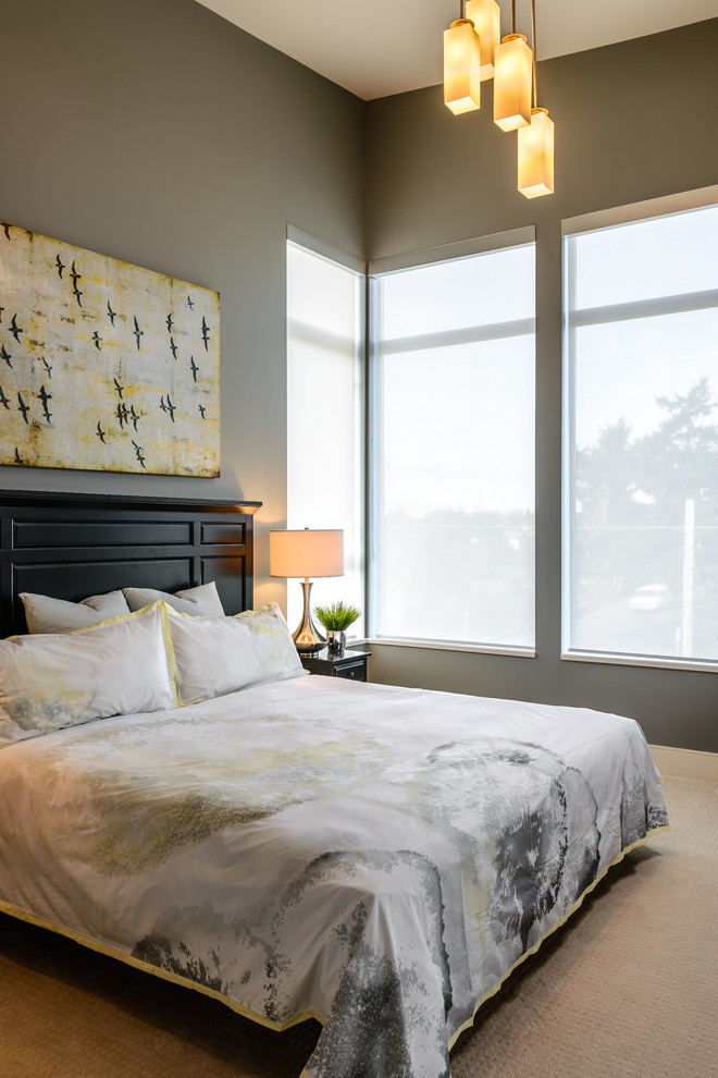 Пример оригинального дизайна: спальня в современном стиле с серыми стенами и ковровым покрытием без камина