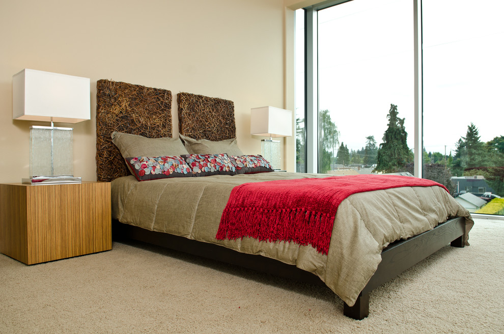 Modern inredning av ett sovrum, med beige väggar och heltäckningsmatta