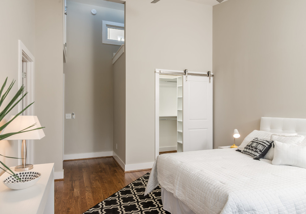 Foto de dormitorio principal contemporáneo con paredes beige y suelo de madera en tonos medios