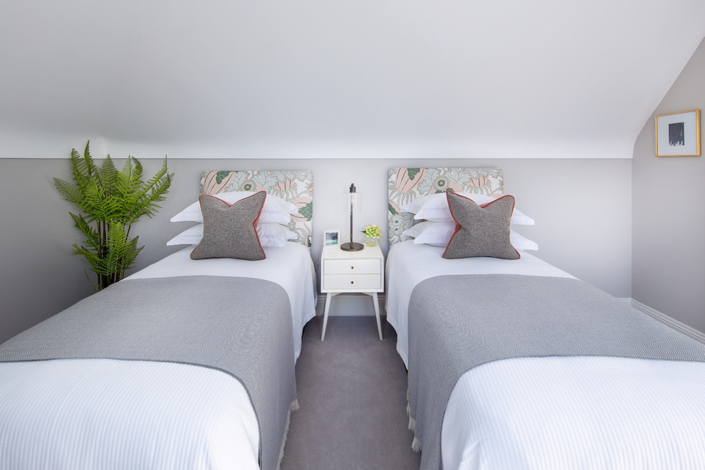 ハンプシャーにあるミッドセンチュリースタイルのおしゃれな寝室 (ピンクの壁、カーペット敷き、グレーの床) のインテリア