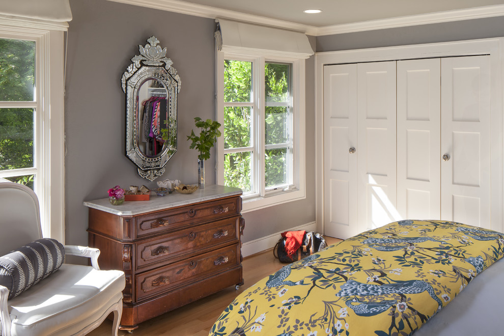 На фото: спальня в современном стиле с серыми стенами