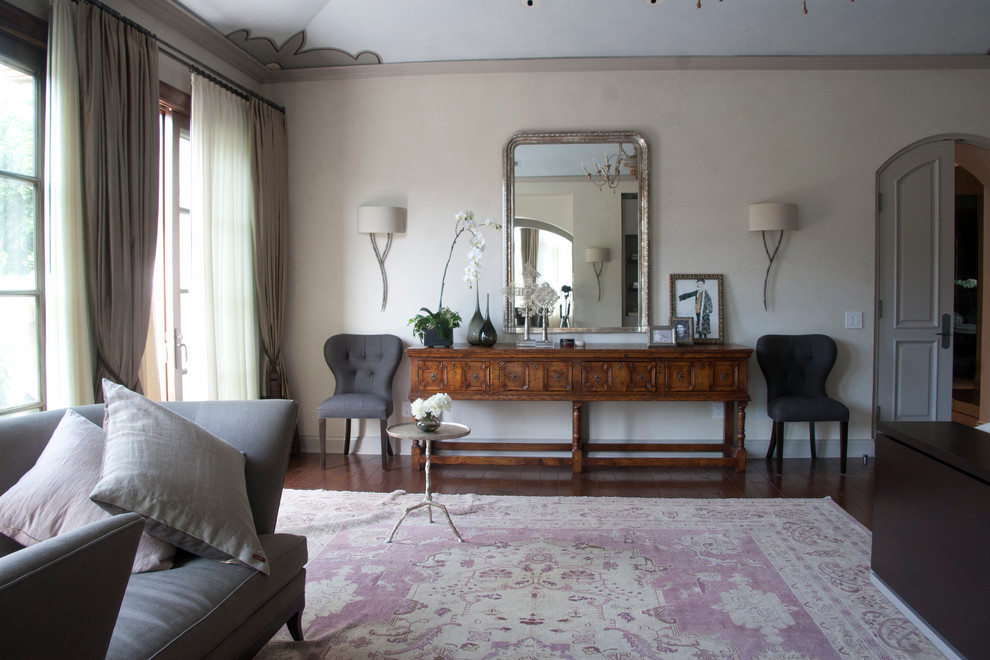 Klassisches Schlafzimmer ohne Kamin mit weißer Wandfarbe und dunklem Holzboden in Los Angeles