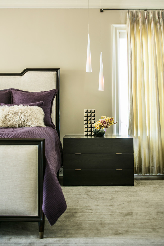 Diseño de dormitorio principal contemporáneo de tamaño medio sin chimenea con paredes beige y moqueta