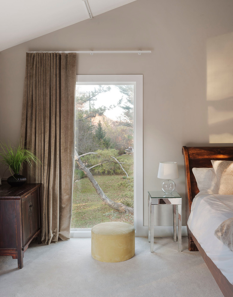 Пример оригинального дизайна: хозяйская спальня среднего размера в современном стиле с ковровым покрытием и бежевыми стенами без камина