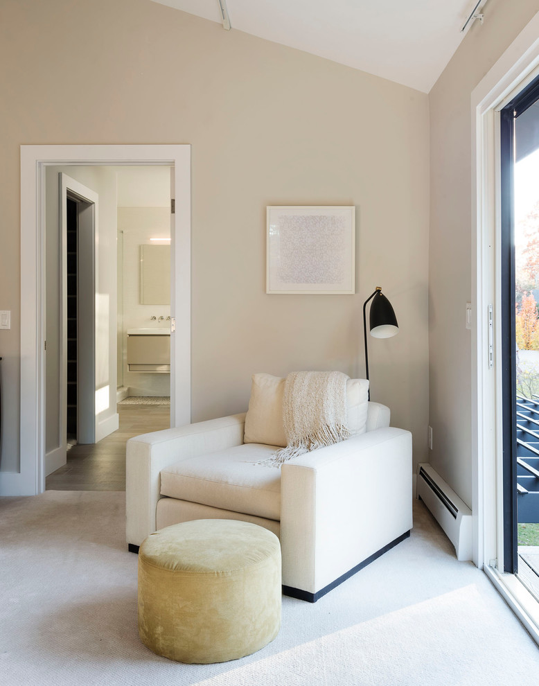 На фото: хозяйская спальня в стиле неоклассика (современная классика) с ковровым покрытием, серыми стенами и белым полом с
