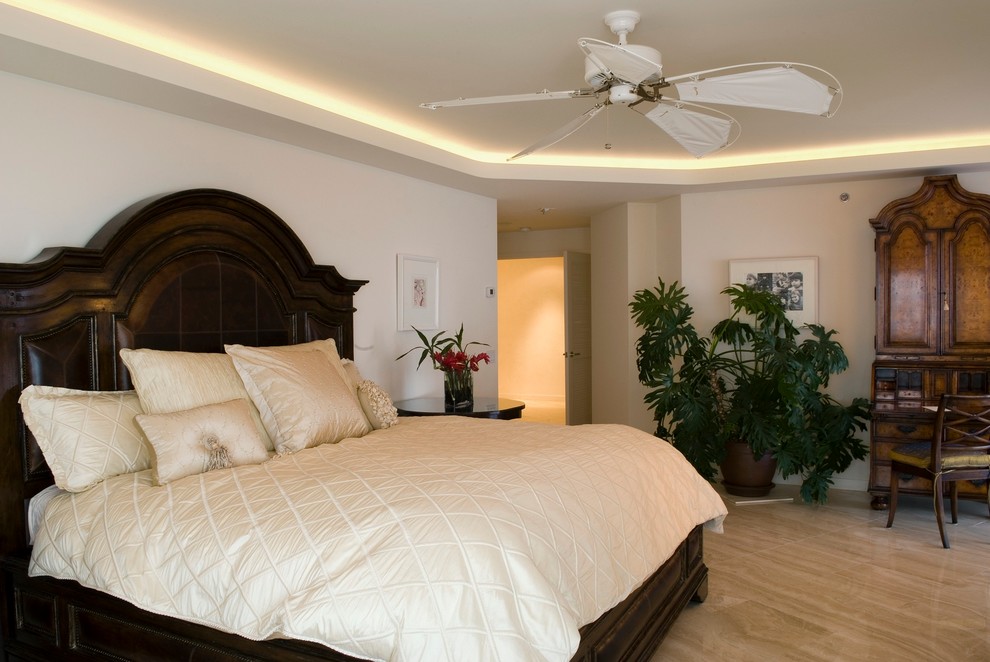 Стильный дизайн: огромная хозяйская спальня в современном стиле с белыми стенами и мраморным полом без камина - последний тренд