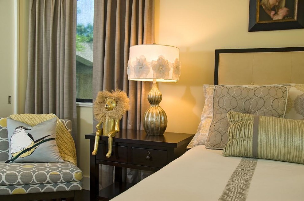 オースティンにある広いコンテンポラリースタイルのおしゃれな客用寝室 (黄色い壁、濃色無垢フローリング) のインテリア