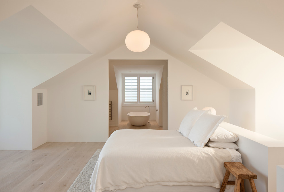 オークランドにある北欧スタイルのおしゃれな主寝室 (白い壁、淡色無垢フローリング) のインテリア