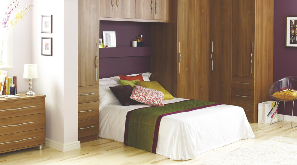 Свежая идея для дизайна: большая хозяйская спальня в современном стиле с фиолетовыми стенами и полом из ламината - отличное фото интерьера