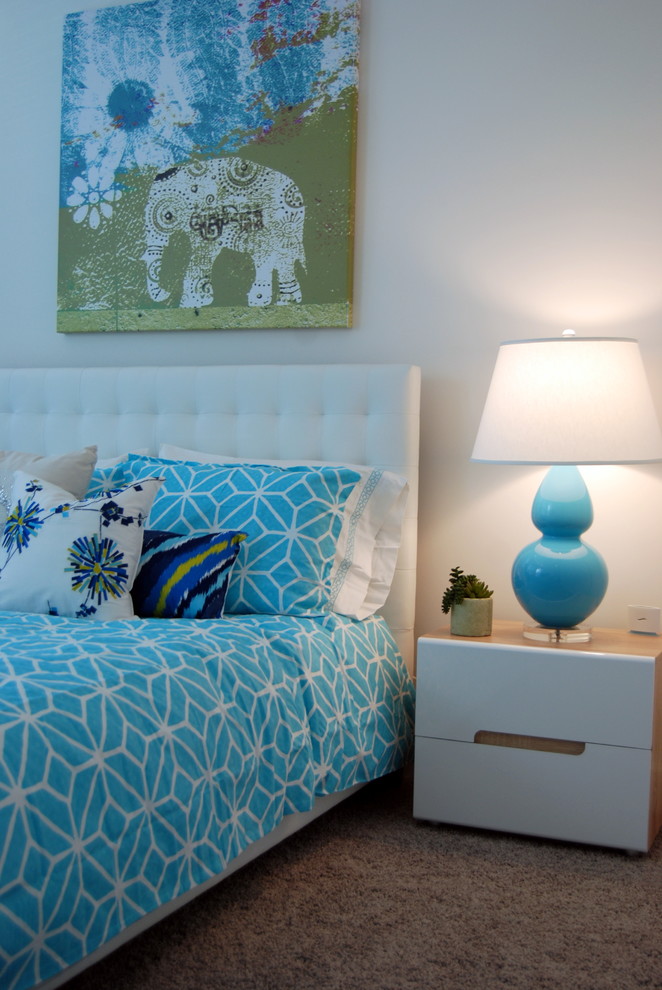 Ejemplo de habitación de invitados contemporánea de tamaño medio con paredes blancas y moqueta