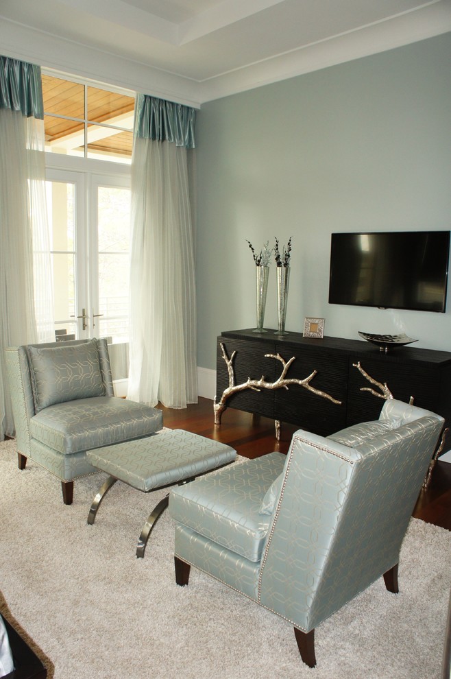 Foto de habitación de invitados contemporánea grande sin chimenea con paredes azules y suelo de madera en tonos medios