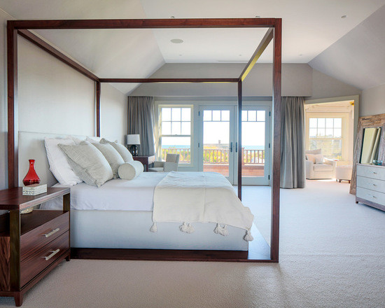 На фото: спальня среднего размера на антресоли в современном стиле с разноцветными стенами и ковровым покрытием