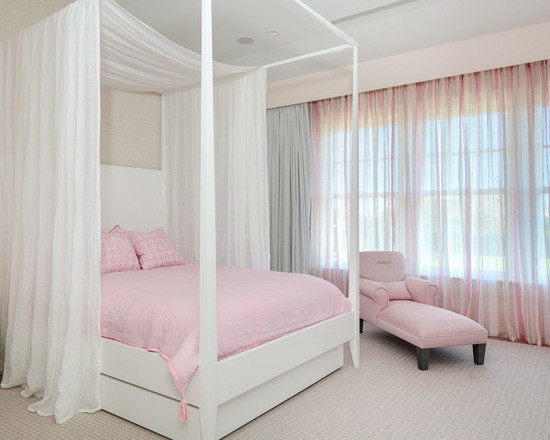 Mittelgroßes Modernes Schlafzimmer im Loft-Style mit bunten Wänden und Teppichboden in New York