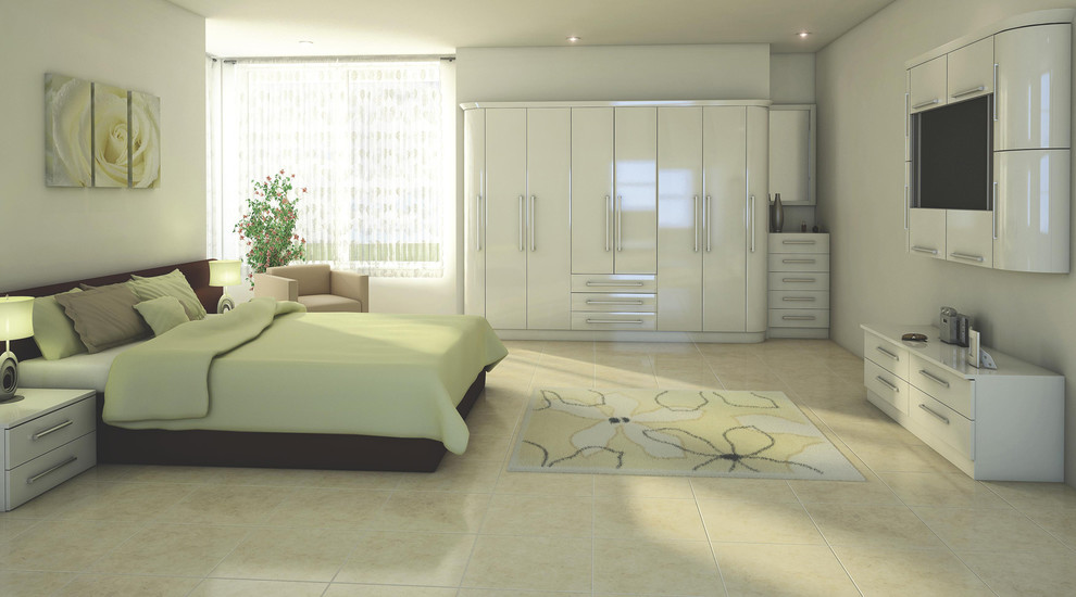 Modelo de dormitorio principal actual grande con paredes blancas y suelo de baldosas de porcelana