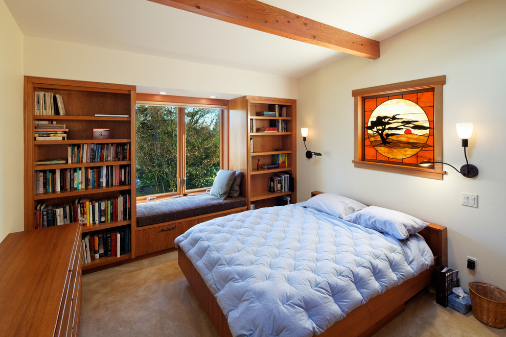Imagen de dormitorio actual con paredes blancas y moqueta